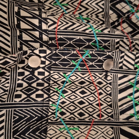 Attitude Women's Graphic/Monochrome Embroidered Patterned Jacket (Size L) - Picture 5 of 10